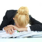 Burnout kann durch Doppelbelastung am Arbeitsplatz und in der Familie entstehen.