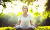 Frau findet Entspannung in der Meditation