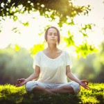 Frau findet Entspannung in der Meditation