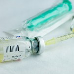 Grippeserum in Vakuole mit einer Spritze