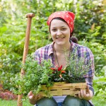 Eine Frau mit Heuschnupfen bei der Gartenarbeit