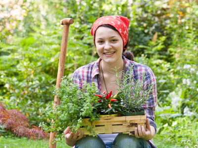 Eine Frau mit Heuschnupfen bei der Gartenarbeit