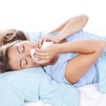 Hausstaubmilbenkot im Bett bringt Allergiker zum Niesen.