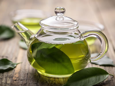 Ein Star der sogenannten Anti-Krebs-Lebensmittel: Grüner Tee.